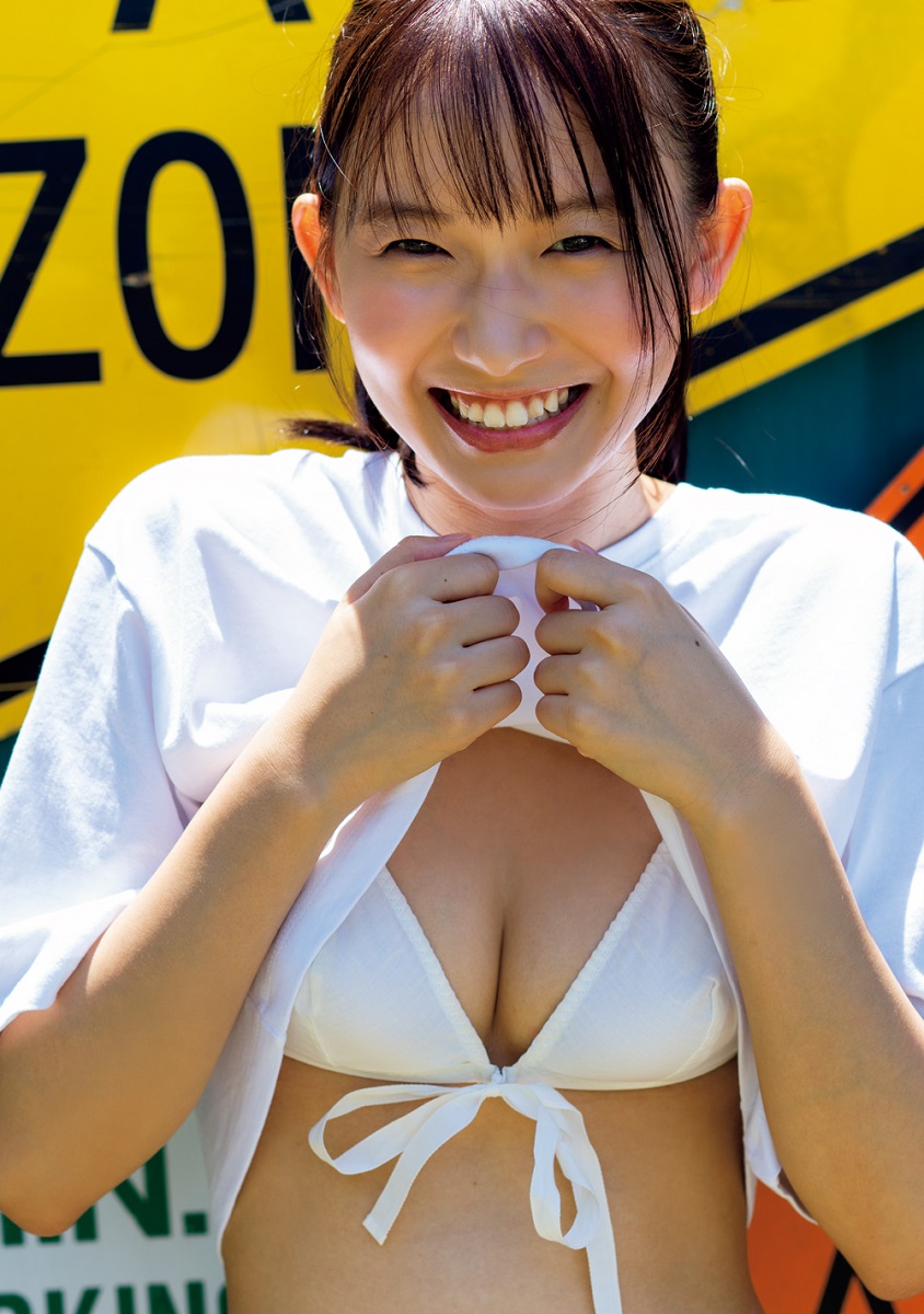 【画像・写真】えなこ コスプレ脱ぎ捨て純白ランジェリー姿を大胆披露