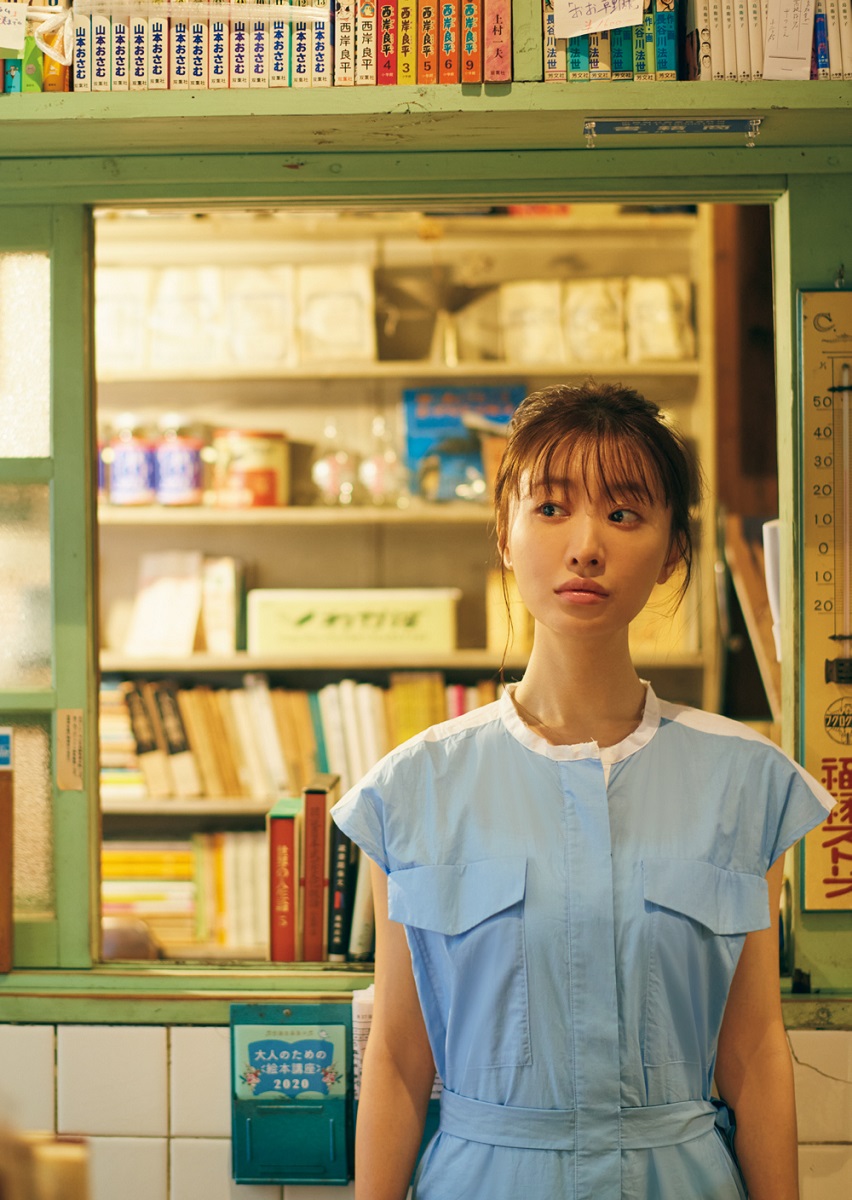 【画像・写真】えなこ コスプレ脱ぎ捨て純白ランジェリー姿を大胆披露