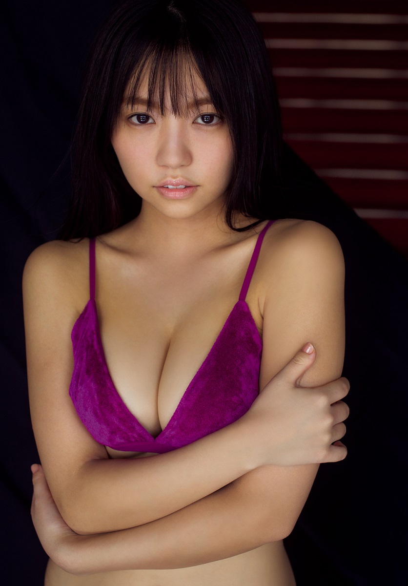 【画像・写真】えなこ コスプレ脱ぎ捨て純白ランジェリー姿を大胆披露