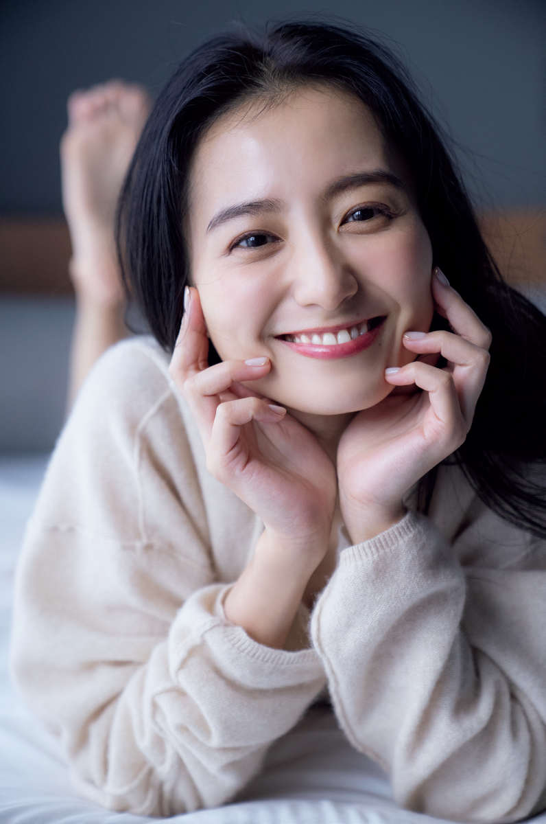 【画像・写真】ゼロイチファミリアの絶対的エース・桃月なしこ ニットたくし上げ美バスト披露