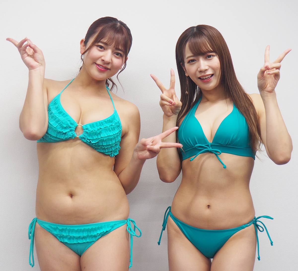 DVDの発売記念イベントに登場した徳江かな（左）と桜りん
