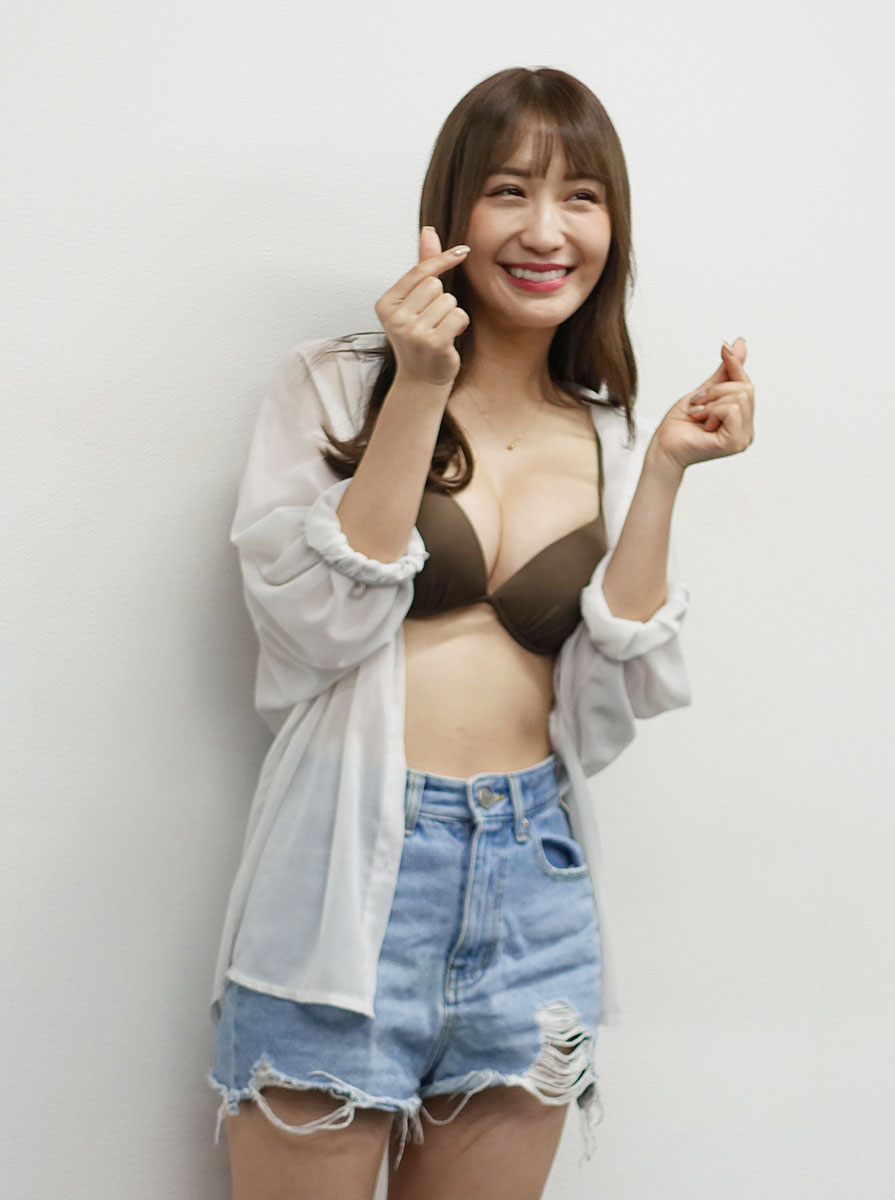 【画像・写真】かわいすぎるビールの売り子・伊藤愛真 生キスカードに苦戦「口が取れそうだった」