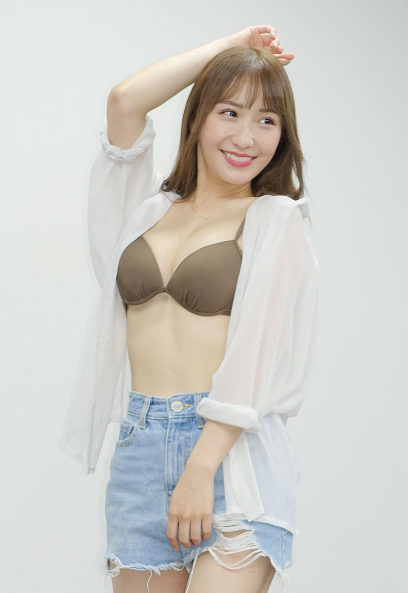 【画像・写真】かわいすぎるビールの売り子・伊藤愛真 生キスカードに苦戦「口が取れそうだった」