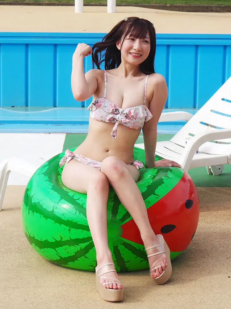 【画像・写真】ふんわり美巨乳をグイッ!小日向ななせ ガーリーなビキニで登場「カワイイと思われたくて♡」