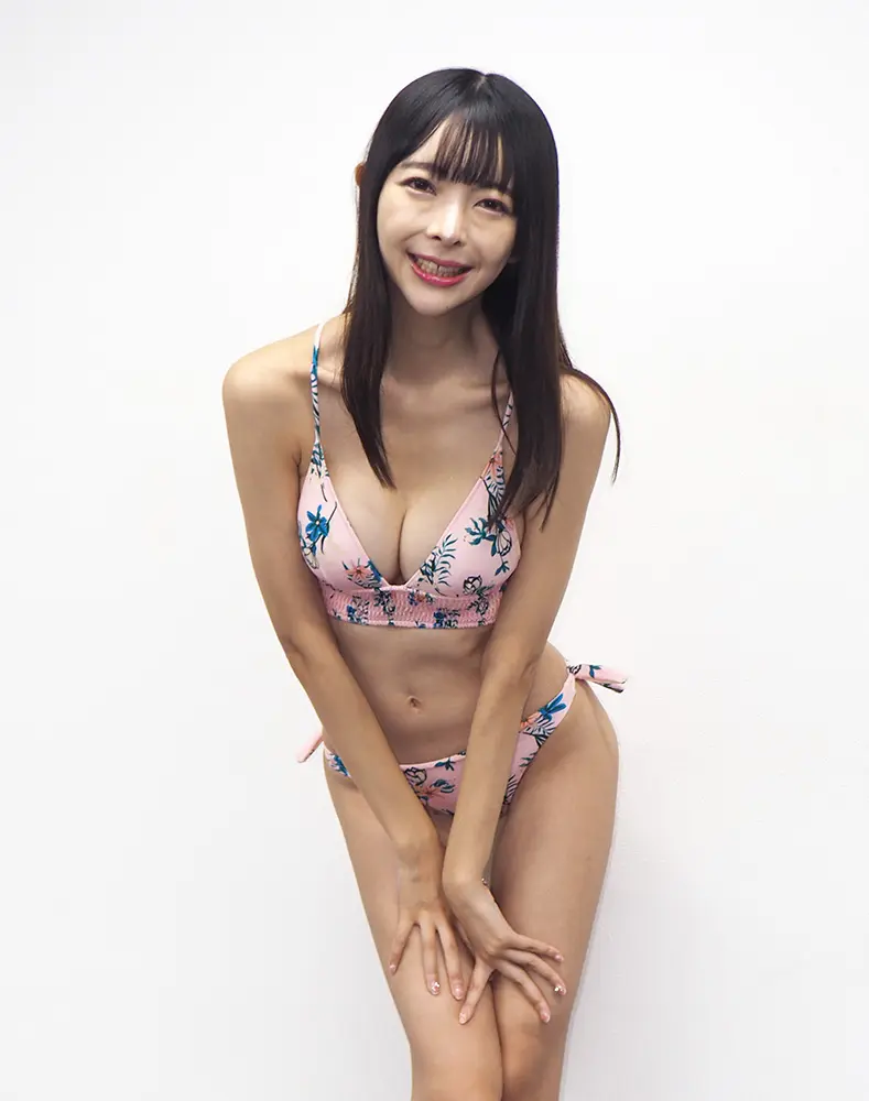【画像・写真】東大卒グラドル・東堂とも 過激露出Tフロントに苦戦「動くたびにポロリ」