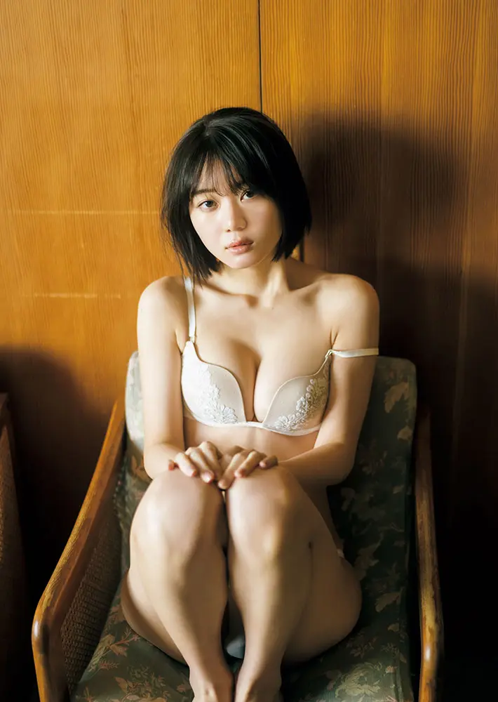 【画像・写真】ズレたブラ紐がセクシー♡YouTuber・いけちゃん 美しい谷間で魅せるクールビューティーショット