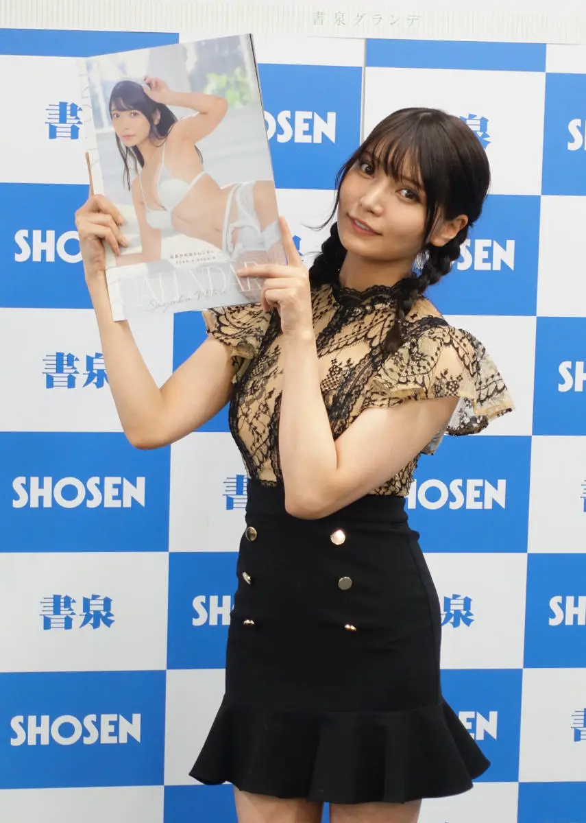 【画像・写真】“SNSの女王” 似鳥沙也加 キュート&セクシーな初カレンダーに自信「お値段以上、似鳥です」