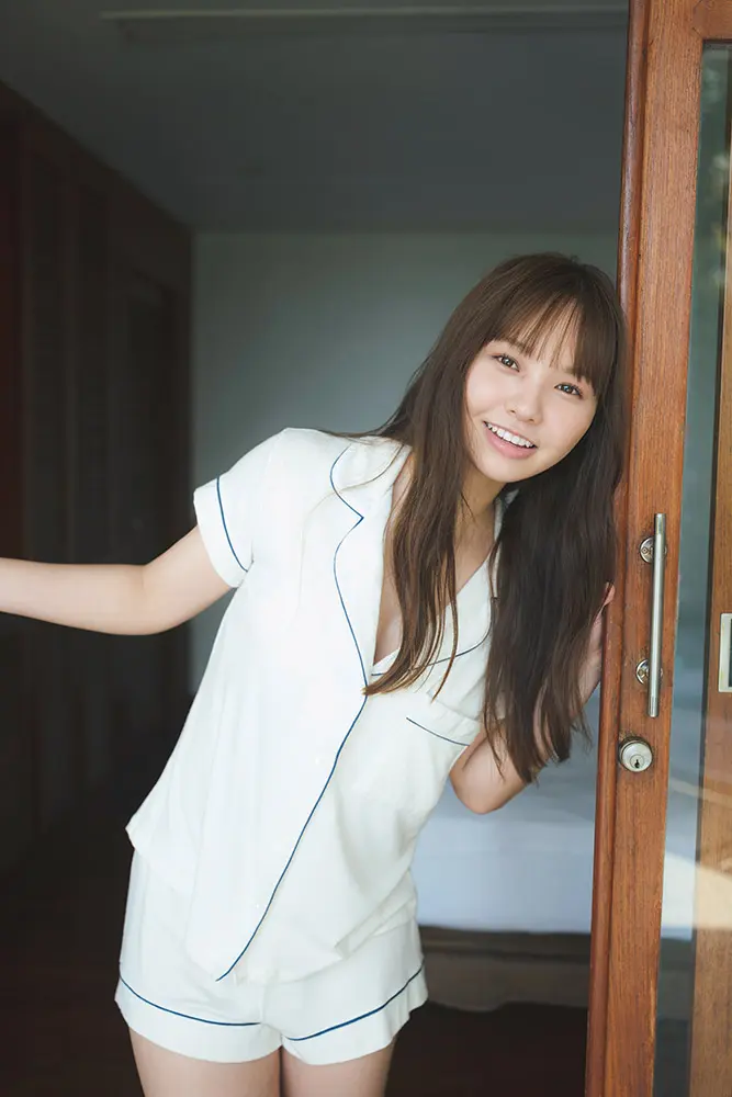 【画像・写真】NMB48本郷柚巴 “卒業記念写真集”の表紙を初公開♡シーツにくるまり豊満バストを大胆披露