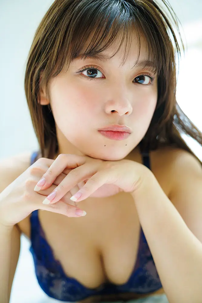 【画像・写真】ビジュ爆発のグラビア界の新・女王♡まるぴ　ユニホーム風ビキニでむっちり美尻を披露