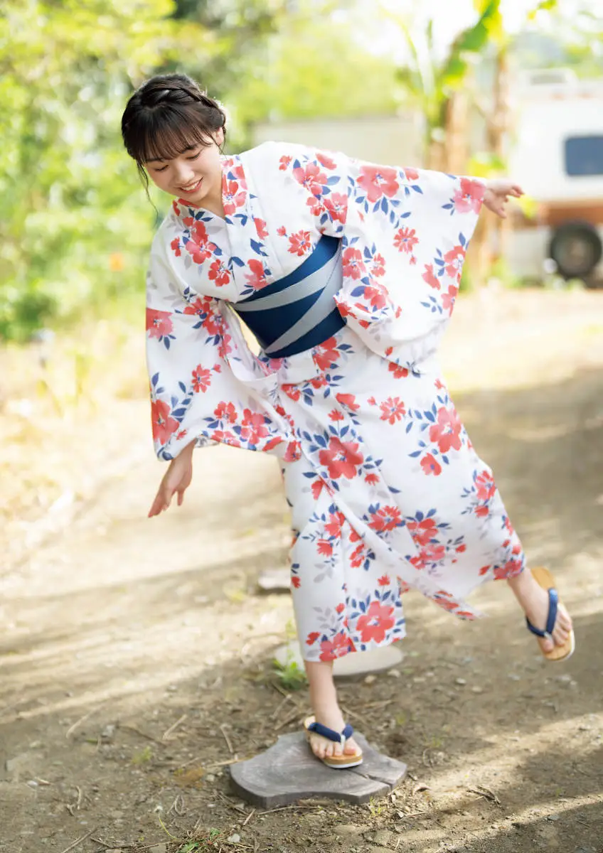 【画像・写真】「この夏、飛ぶ――」日向坂46・齊藤京子が「グラチャン」創刊号の表紙飾る！