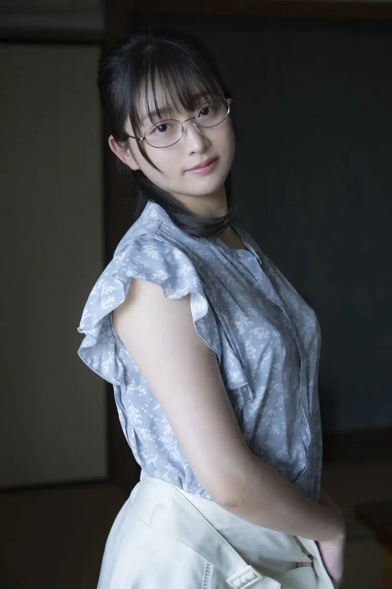 【画像・写真】美月絢音 透明感あふれる美少女が極限露出 “定番”ゴールドビキニでオイルにまみれて乱れる!