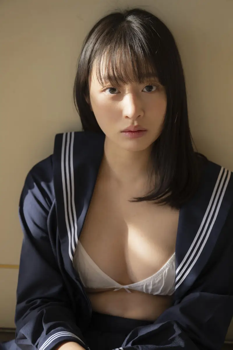 【画像・写真】美月絢音 透明感あふれる美少女が極限露出 “定番”ゴールドビキニでオイルにまみれて乱れる!