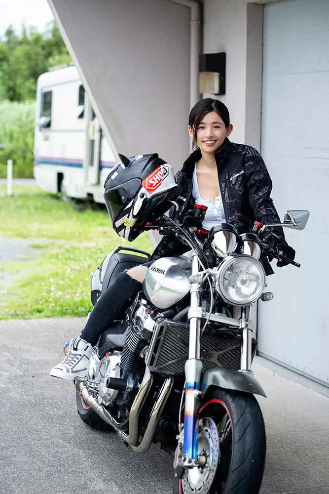 【画像・写真】“ガチ”バイク女子のグラビア初挑戦!有那 細身巨乳の完璧ボディーを完全解放