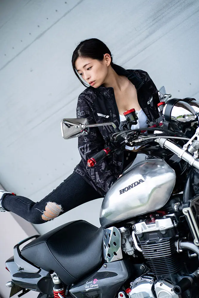 【画像・写真】“ガチ”バイク女子のグラビア初挑戦!有那 細身巨乳の完璧ボディーを完全解放