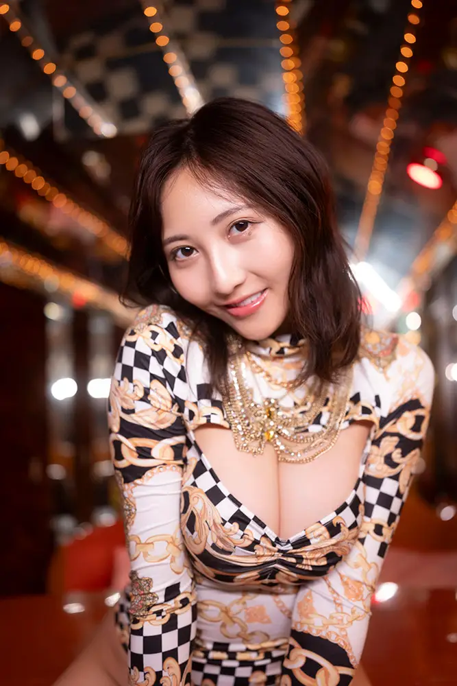 【画像・写真】変化自在の“令和最強のメリハリボディ” ♡ 辻りりさ キワドさ満点に豊満バストをグイっ