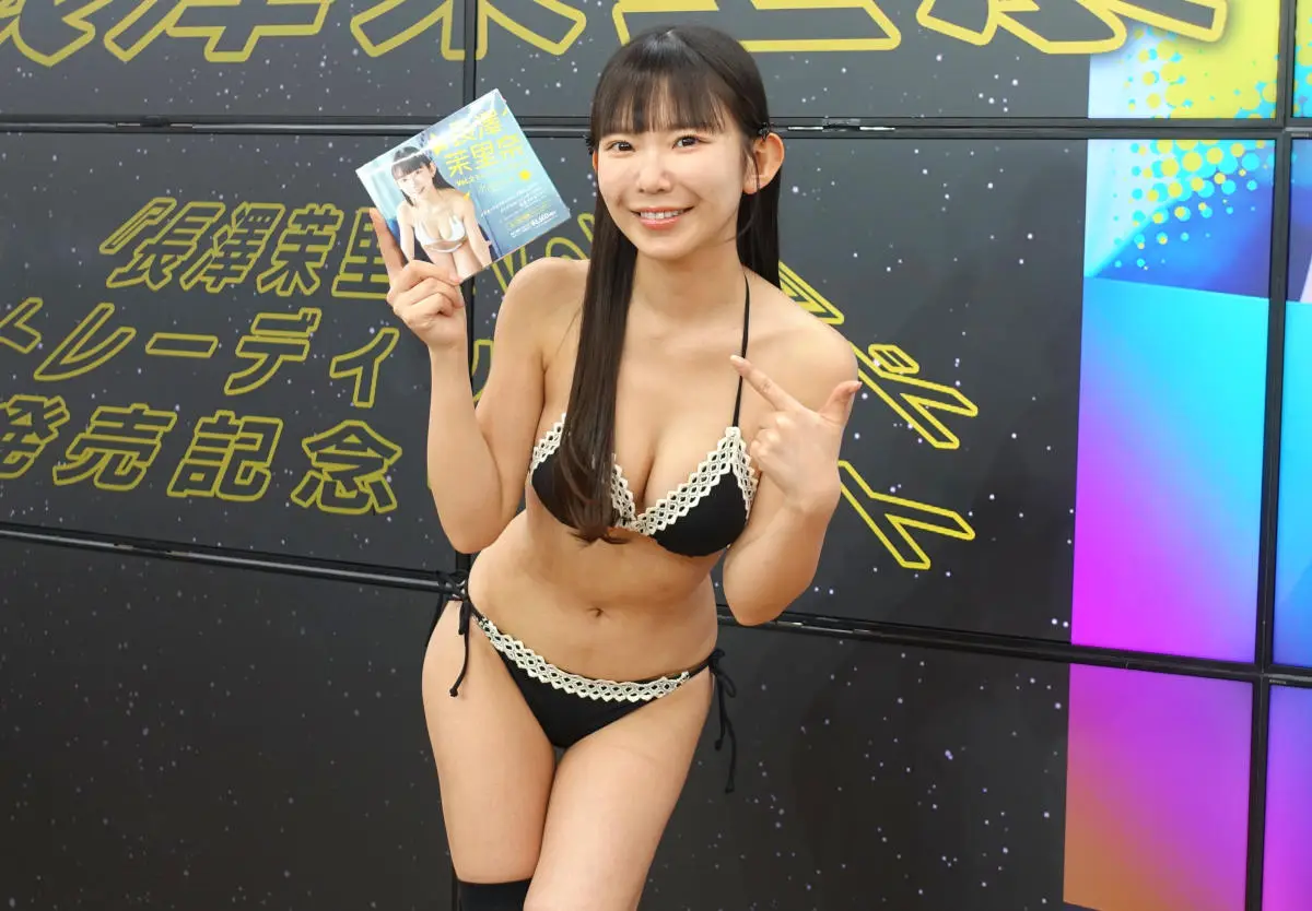 トレカの発売記念イベントに登場した長澤茉里奈