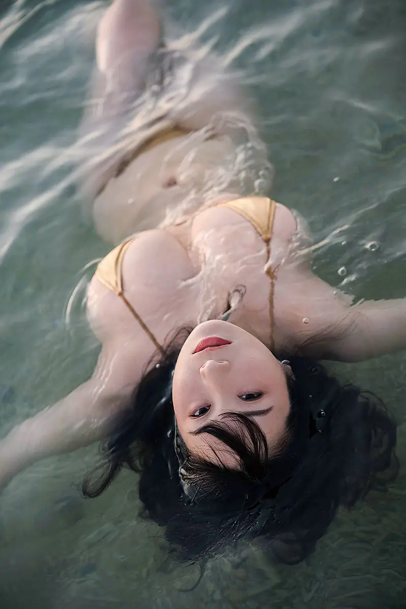 【画像・写真】ぷるんと弾ける国宝級Kカップ乳♡桐山瑠衣 ハミ出しまくりの変形水着で大胆開脚を披露