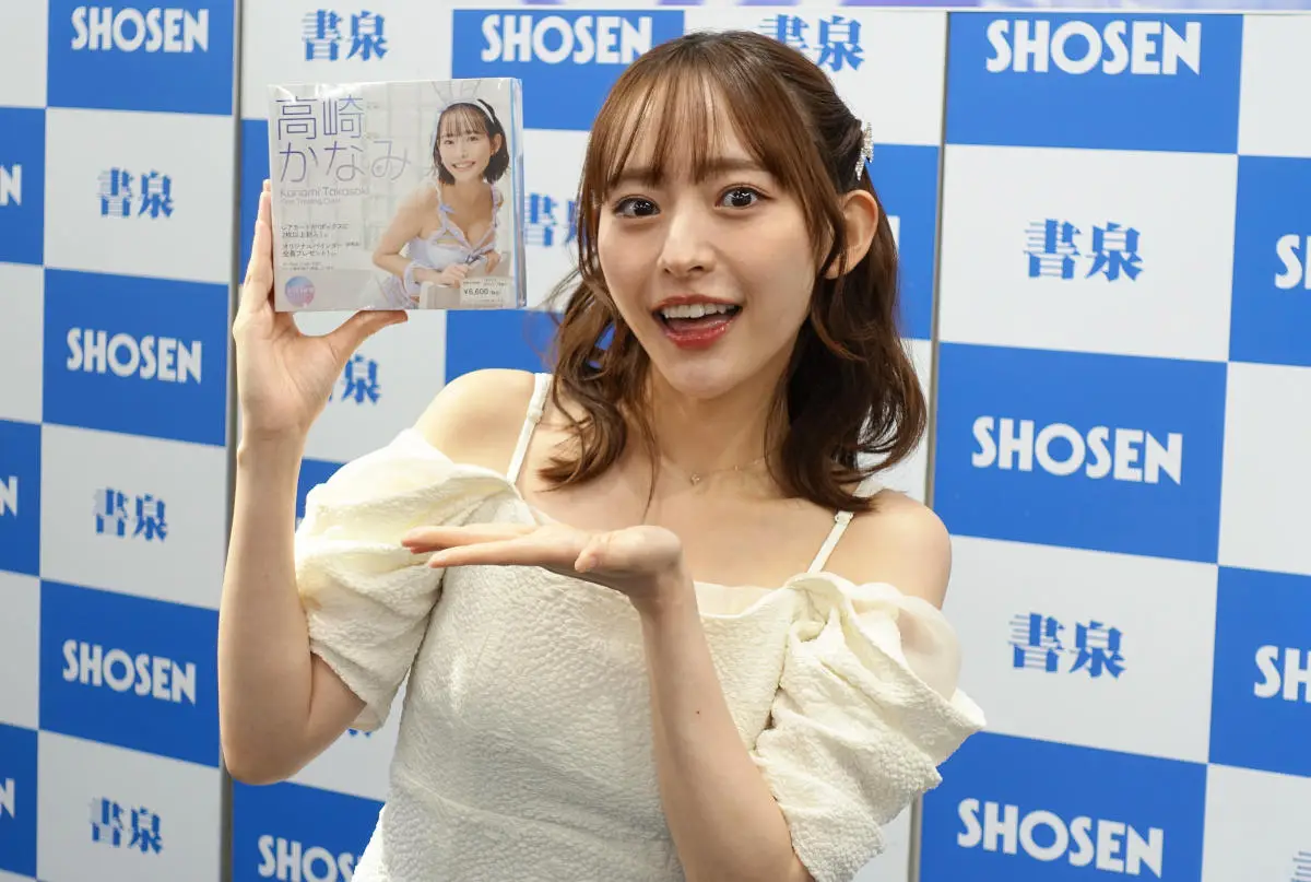 【画像・写真】“顔面最強グラドル”高崎かなみ 初トレカ発売に喜び 好みの衣装は「露出度高いメイドさん♡」