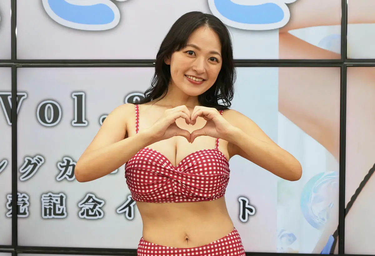 【画像・写真】やなパイが“ポロリ”!?柳瀬さき トレカ撮影でハプニング「ちょっと前かがみになろうものなら…」
