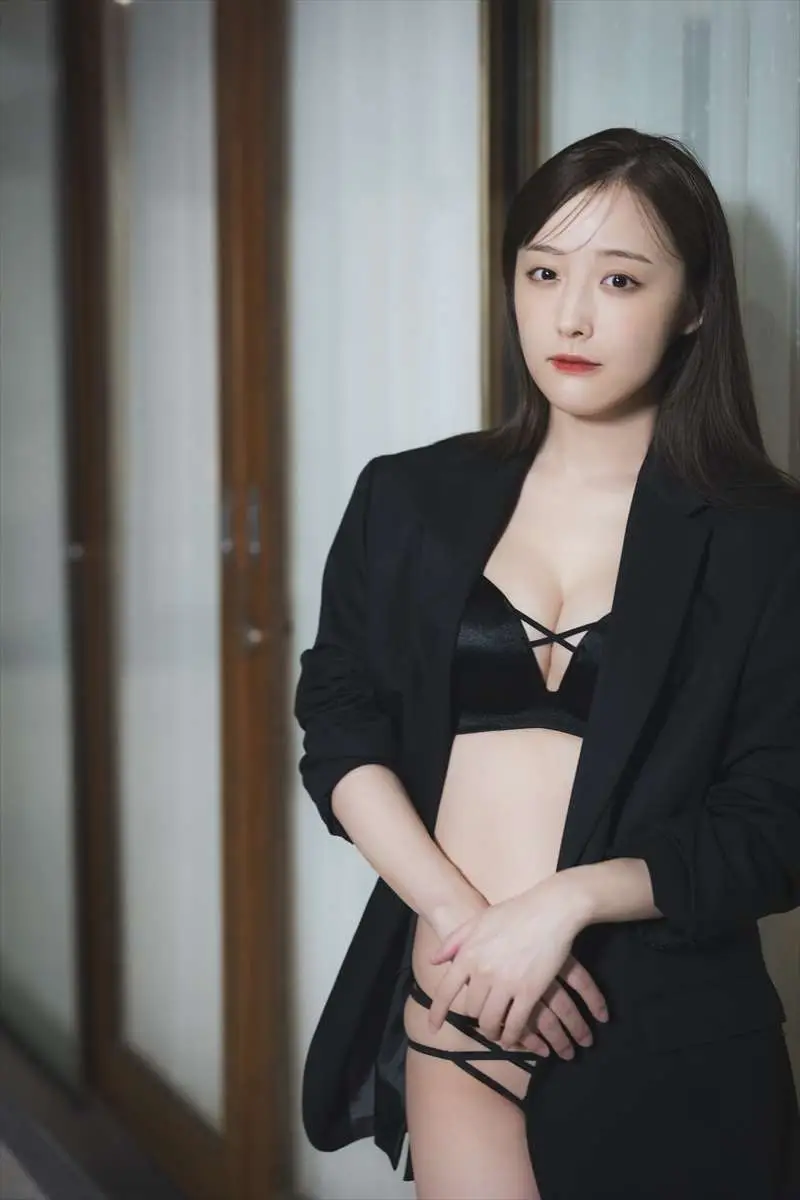 【画像・写真】肌に張りつく真紅のレース下着…♡鎌田菜月 初写真集で見せた赤の衝撃