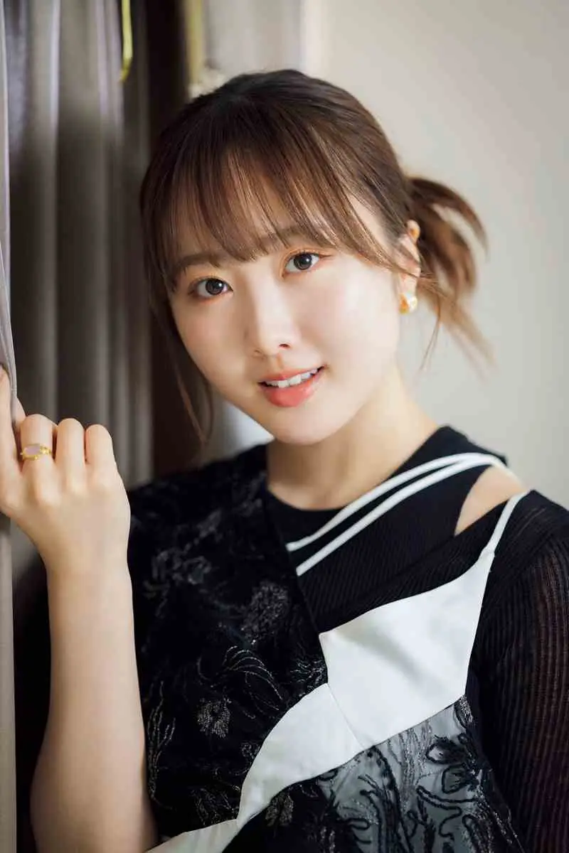 【画像・写真】かがんでのぞく谷間がいいね♡「王様のブランチ」人気リポーター冴木柚葉が「FLASH」表紙初登場！