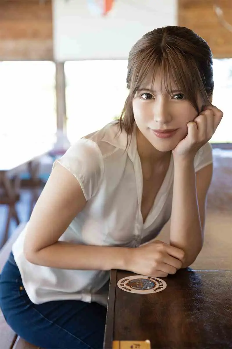 【画像・写真】金ぴかの極上食い込み嬢♡吉瀬結 きれいなお姉さんの“H”な誘惑