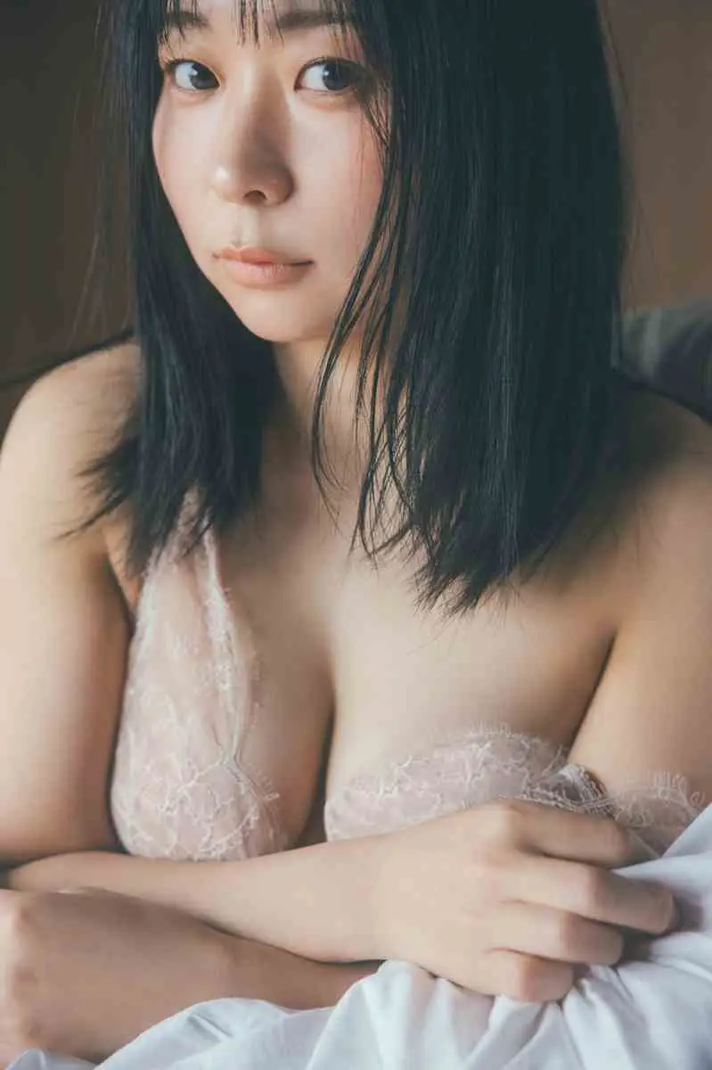 【画像・写真】【画像・写真2枚目】“ふつう”のオンナの最高到達点♡アンゴラ村長　艶やか黒ビキニが生々しい（撮影：東京祐、発売：講談社）