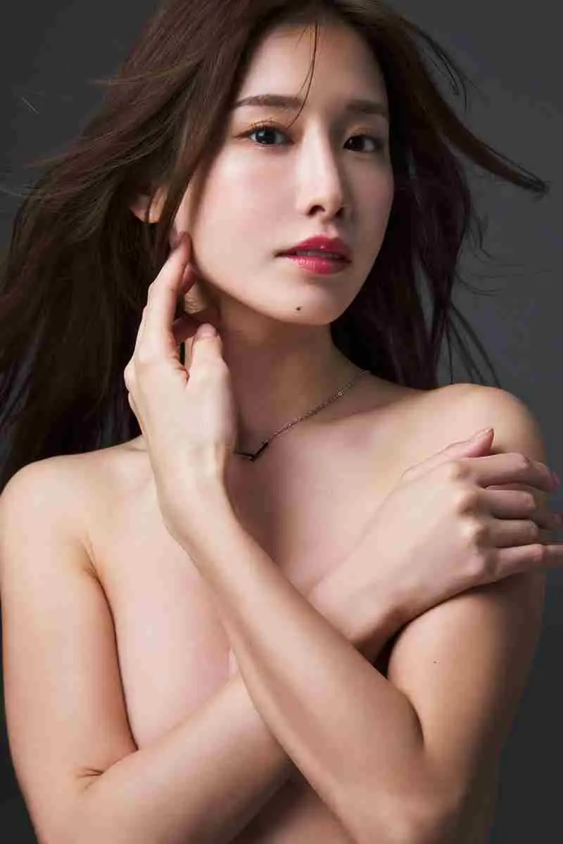 【画像・写真】ブラを手に、誘惑の一秒前♡益田アンナが魅せた“脱ぎかけの美学”