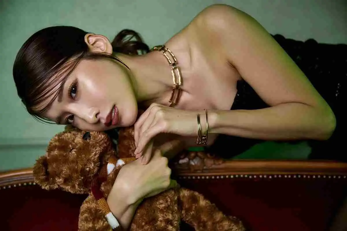 【画像・写真】ブラを手に、誘惑の一秒前♡益田アンナが魅せた“脱ぎかけの美学”