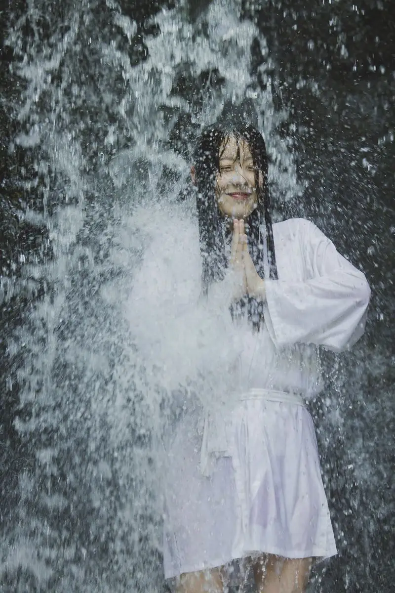 【画像・写真】【画像・写真2枚目】ふんどしで滝行した“ピアノのおねえさん”♡音羽美奈「素の自分をさらけ出せた撮影に」（撮影／藤本和典）