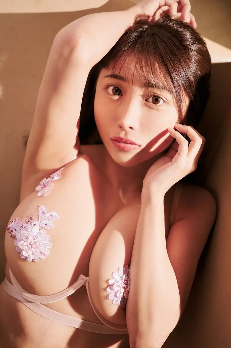 【画像・写真】【画像・写真5枚目】机に沈むIカップ、淫らに揺れるヒップ♡市原薫センセイが誘う、背徳の教室プレイ