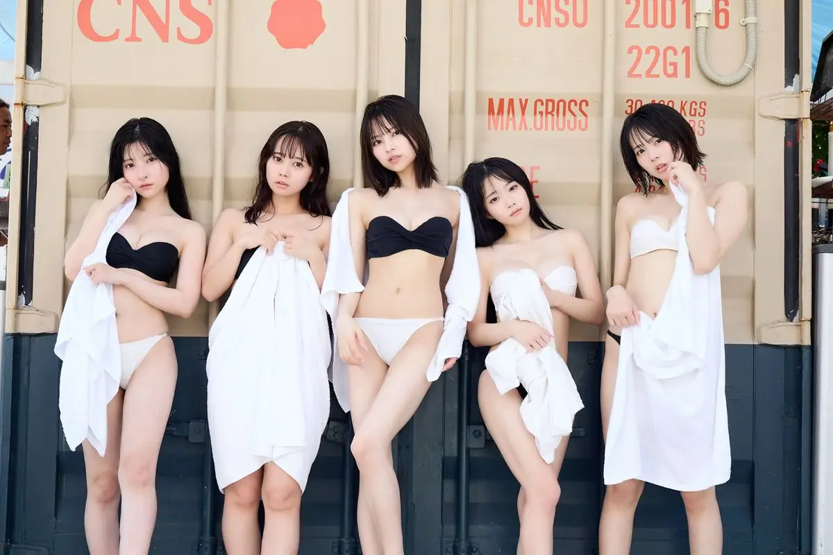 【画像・写真】集合ショットに胸いっパイ♡#ババババンビ　白黒ビキニで見せた今だけの素顔