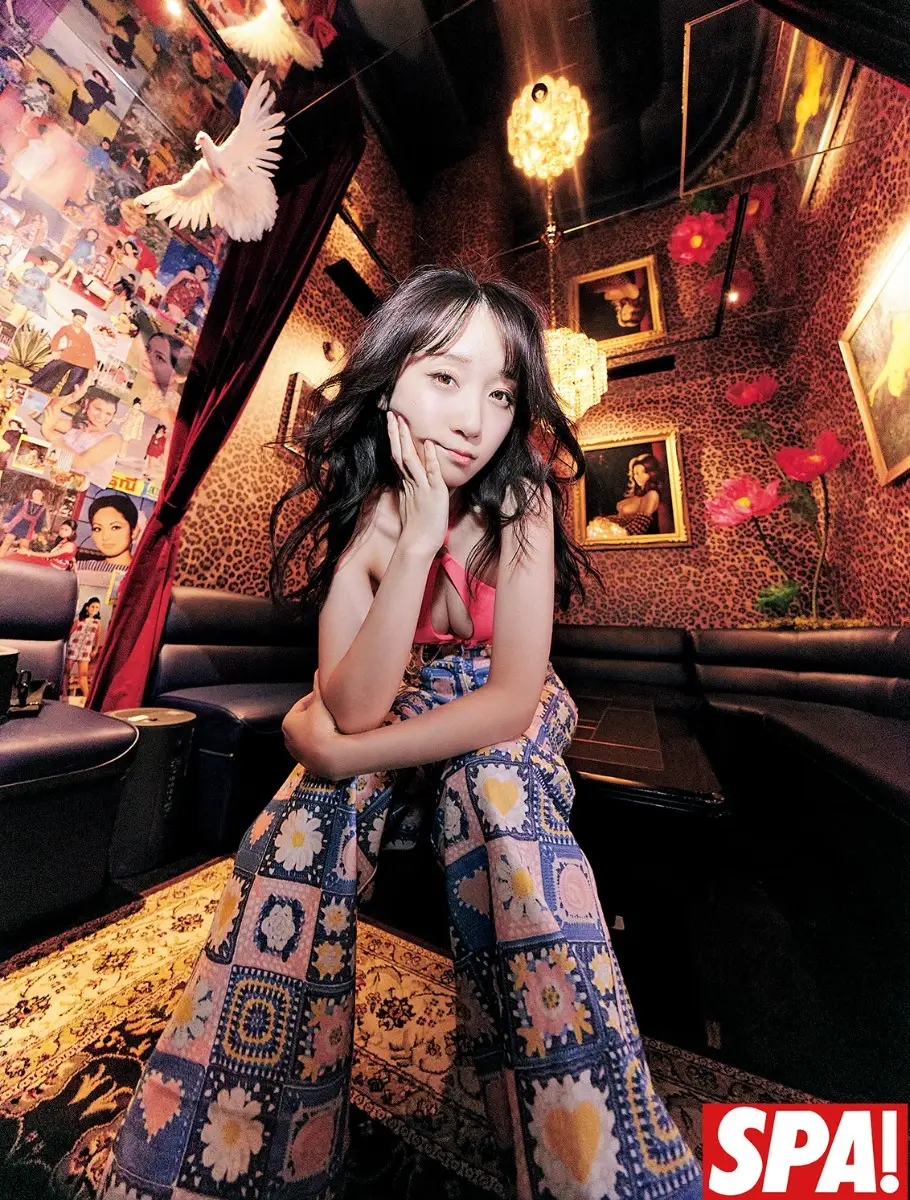 【画像・写真】【画像・写真②】伊織もえ（撮影／彦坂栄治　ヘアメイク／中村未幸　スタイリング／SHOCO　協力／bar FLOWERS）