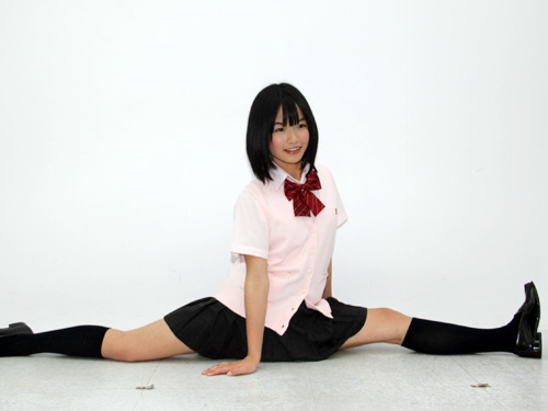 【画像・写真】制服で180度開脚!百川晴香の15歳スマイル