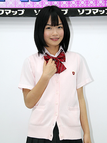【画像・写真】制服で180度開脚!百川晴香の15歳スマイル
