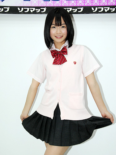 【画像・写真】制服で180度開脚!百川晴香の15歳スマイル
