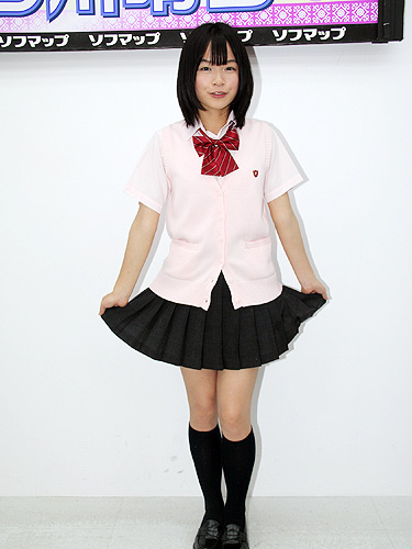 【画像・写真】制服で180度開脚!百川晴香の15歳スマイル