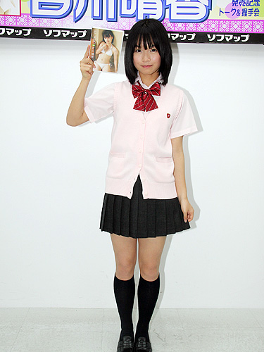 【画像・写真】制服で180度開脚!百川晴香の15歳スマイル