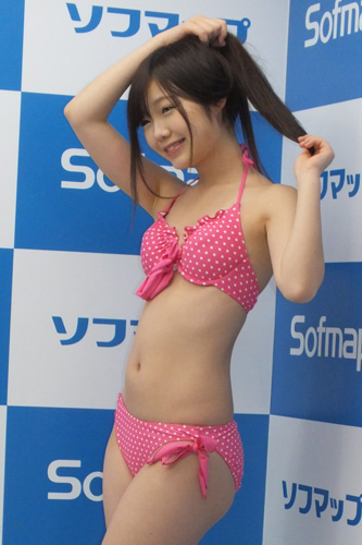 【画像・写真】松岡里英 彼氏と年上男性を手玉に?露出度高めの水着で誘惑