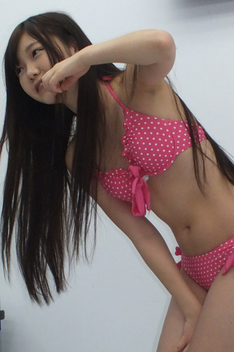 【画像・写真】松岡里英 彼氏と年上男性を手玉に?露出度高めの水着で誘惑